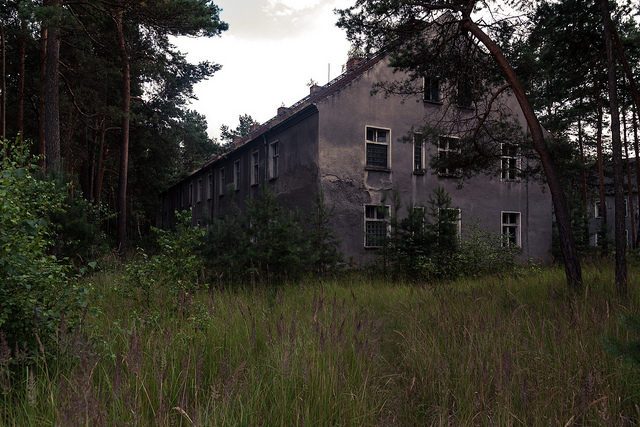 Abandoned military quarters building in Vogelsang – Author: powlpaul – CC BY 2.0