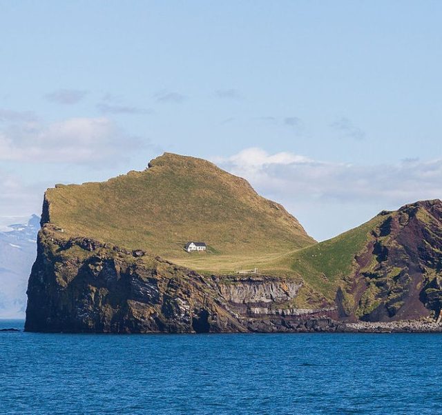 Elliðaey is part of the Vestmannaeyjar archipelago off of Iceland’s southern coast. It is the island located furthest to the north-east among the group.  Author: Diego Delso CC BY-SA 4.0