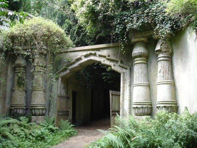 The entrance to the Egyptian Avenue at Highgate Cemetary. Author JohnArmagh