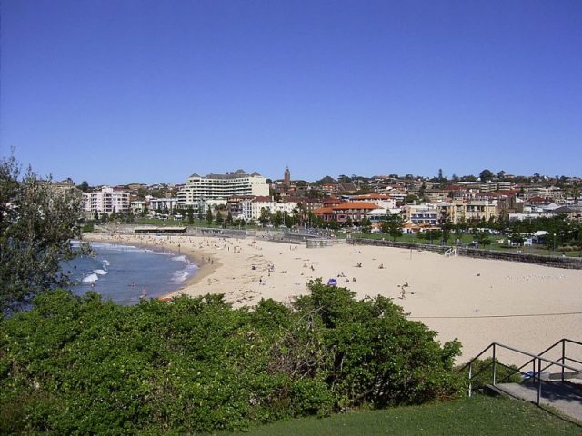 View from the northern end of Coogee Beach looking toward the beach and part of the suburb. Photo: Wm CC BY-SA 3.0