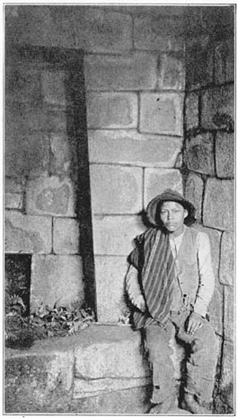 The corner of the cave. Another flashlight of the interior of the cave under the semicircular tower in the Princess Group », in Machu Picchu, after Hiram Bingham III rediscovery, in 1912