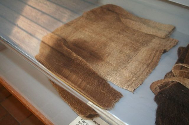 Blouse of the Egtved girl at Egtved Girl Museum, near the burial mound, Photo: Einsamer Schütze – Own work, CC BY-SA 3.0