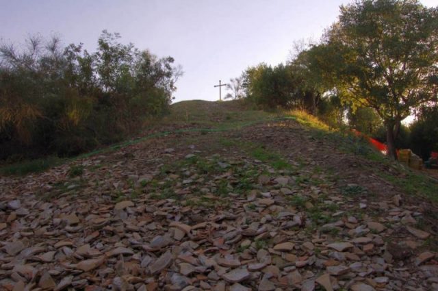 Monte Testaccio and part of its millions of pottery shards, Photo: Alex, CC BY-NC-SA 2.0