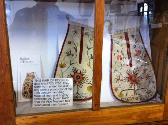 Pair of pockets (ca 1725 – 1750), linen with embroidery, to be worn under a dress, on display in the Swaledale Museum in Reeth, England. Photo:th century-style hanging pocketsPhoto: Betsythedevine CC BY-SA 3.0