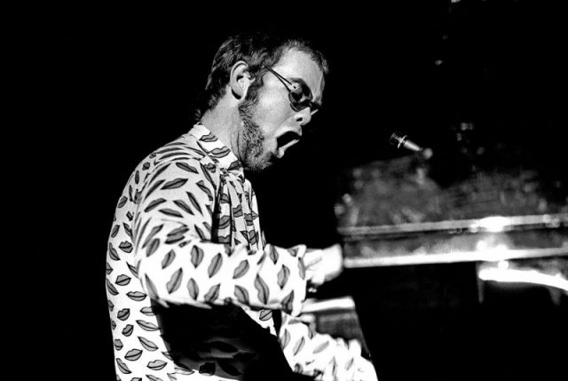 Elton John at the Musikhalle Hamburg, in March 1972 Photo:. Heinrich Klaffs – CC BY-SA 2.0