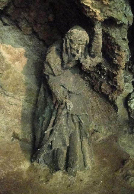 Sculpture of Mother Shipton in her alleged birthplace, a cave in Knaresborough .Photo:chris 論 –CC BY 3.0