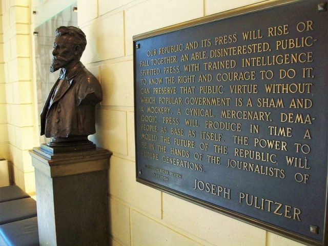 Statue of Joseph Pulitzer at Columbia Journalism School