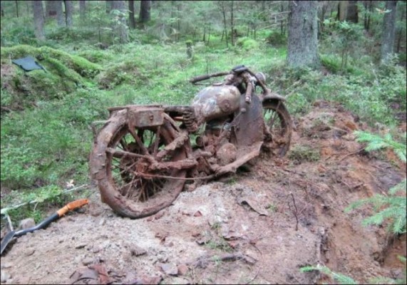 a-wwii-treasure-buried-in-the-forest-photo-gallery_7-571x400.jpg