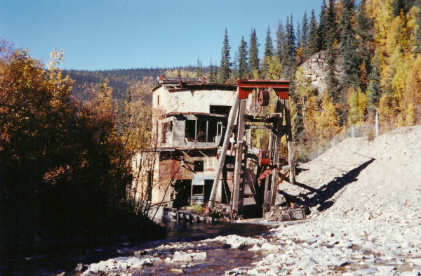  Until September 2007 this gold dredge sat alongside the Taylor Highway between Dawson City, Yukon and Tok, Alaska. Due to its deteriorating condition and safety concerns, the Bureau of Land Management (BLM) had it removed. Some major parts were set up as an interpretive display near the Chicken post office, but the majority of it went to the Tok garbage dump.