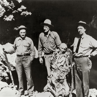 In 1940, prospectors working near the Colorado River discovered a cave containing the mummified remains.