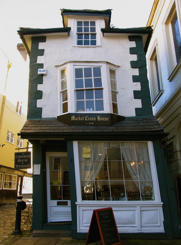 The crooked house
