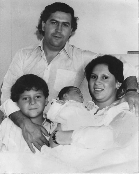 The King of Cocaine – rare photos show the normal life of Pablo Escobar ...