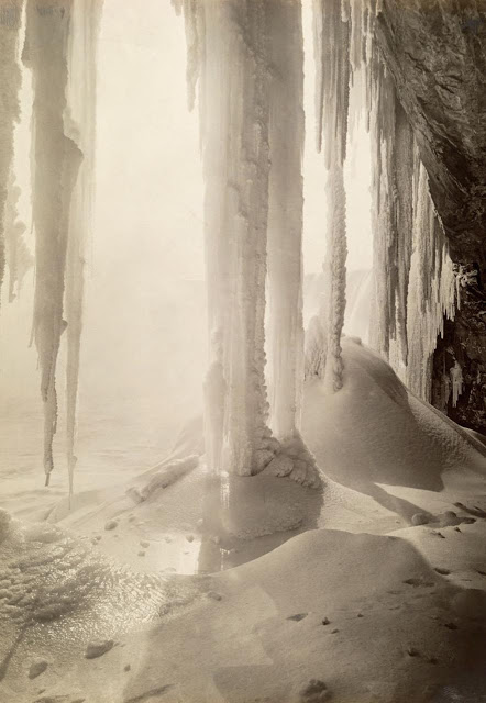 A cave behind Horseshoe Falls, Niagara Falls, 1917