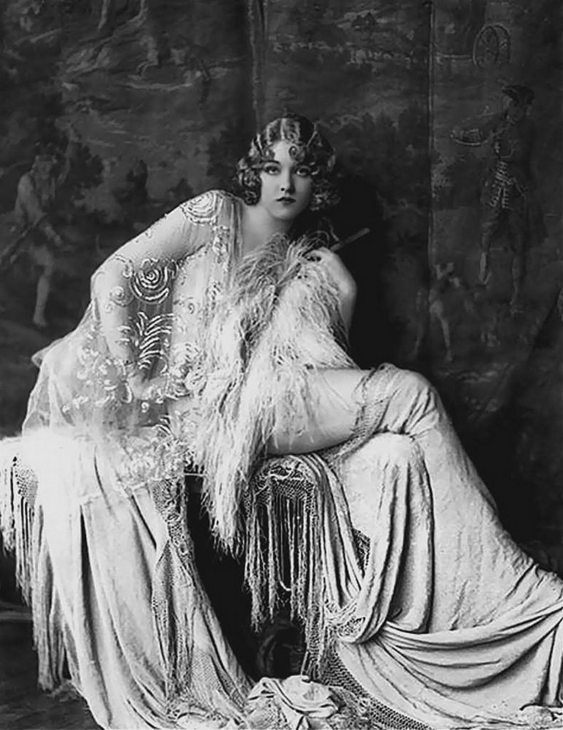 Gladys Glad (Ziegfeld Follies showgirl) photographed by Alfred Cheney Johnston