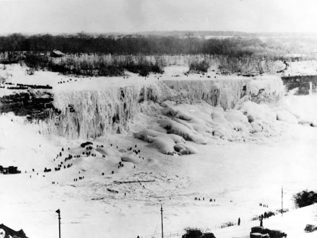 Niagara Falls completely frozen over in 1911