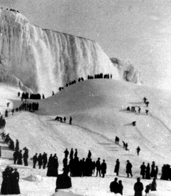 Visitors at Niagara Falls, 1911