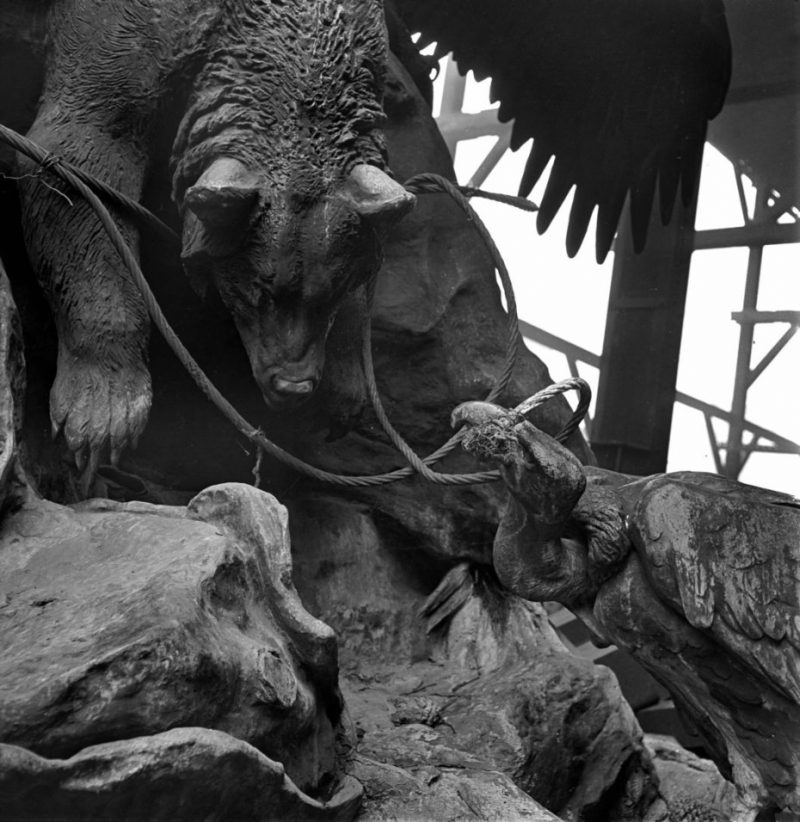 Guerre 1939-1945. Occupation. Destruction de statues pour récupérer les métaux. L'ours et l'aigle. Paris, 1941. JAH-REP-34-5