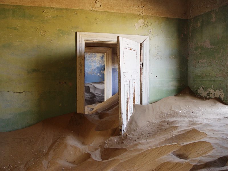 After the depopulation, sand invaded the houses.Wikimedia Commons