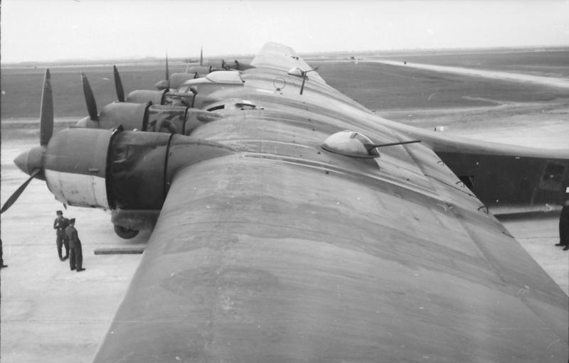 Gigant-wing-showing-wing-gun-positions-and-counter-rotating-propellers-on-each-wing-panel.-Wikipedia.