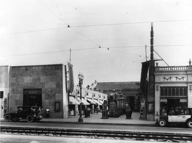 Grauman's Egyptian Theater in 1924. Note the streetcar tracks on Hollywood Blvd