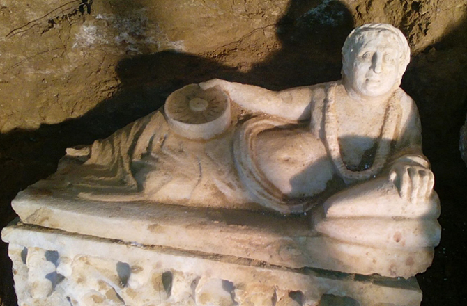  One of the reclining figures on the lid of the urn.SOPRINTENDENZA ARCHEOLOGIA DELL'UMBRIA