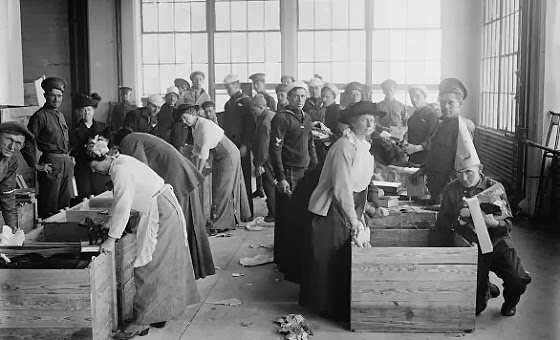 People packing Christmas gifts for the U.S.S. Jason which sailed from New York on November 14, 1914