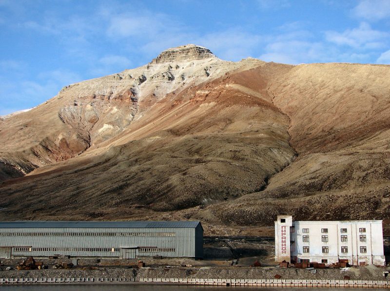 The port of Pyramiden and the mountain giving the settlement its name. Wikimedia Commons