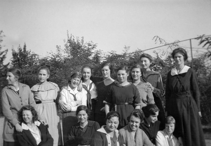 A group photo with girls and young women, probably students at the girls' boarding school in Savarol, Champel in Geneva, where Berit Wallenberg studied French in 1920-1921