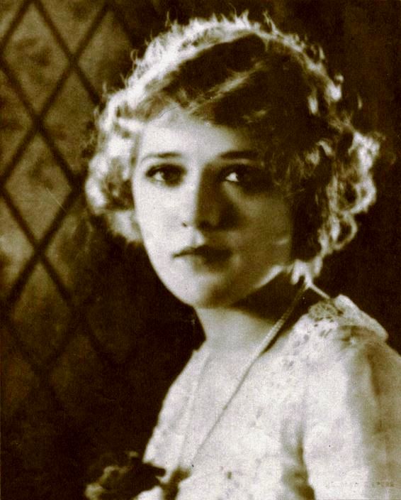 Actress Mary Pickford on page 4 of the March 30, 1922 Silverscreen magazine. .Source