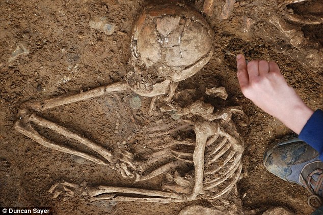 An Anglo-Saxon woman is carefully excavated from a fifth and sixth century burial ground in Oakington.Source