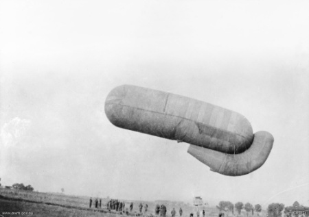 British balloon of the German Parseval-Siegsfeld type, 1916. The rear tail fills with air automatically through an opening facing the wind. source:Wikipedia/Public Domain