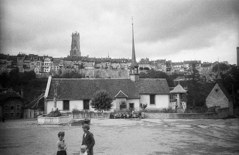 Children in front of the church of St-Jean in Fribourg, at Planche-Supérieure