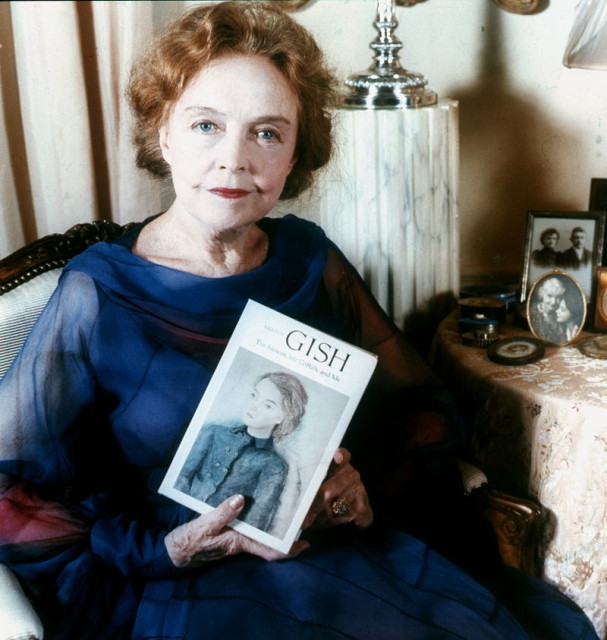 Gish in her New York apartment (1973), photo by Allan Warren – CC BY-SA 3.0