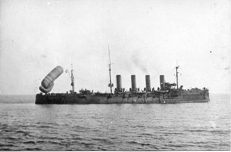 Imperial Russian cruiser Rossiya with military observation balloon, 1905. source:Wikipedia/Public Domain