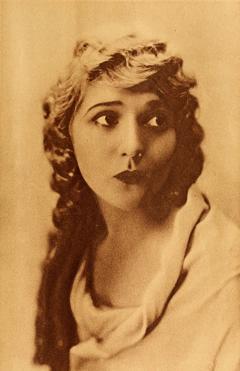 Mary Pickford photographed by Nelson Evans in Motion Picture Magazine, November 1921. .Source