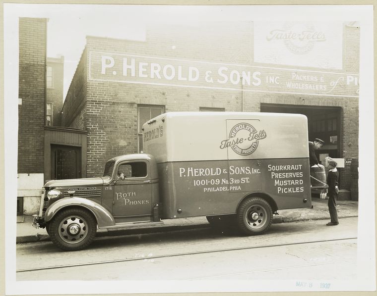 Model T 16 B – D 16 Men loading groceries from P. Herold & Sons inc. warehouse.