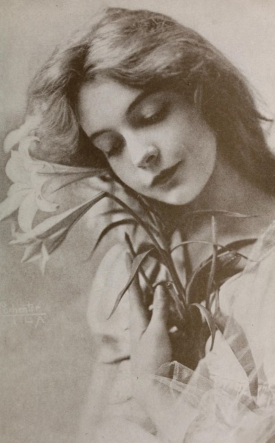 Gorgeous young Lillian. This caption with the flowers is from 1916.
