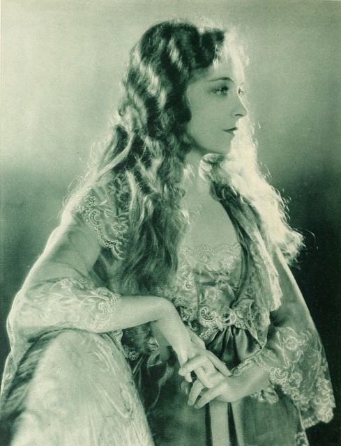 Lillian Gish in a profile (1930)
