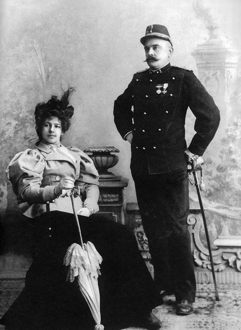 Margaretha Zelle and Rudolph Mac Leod.Source