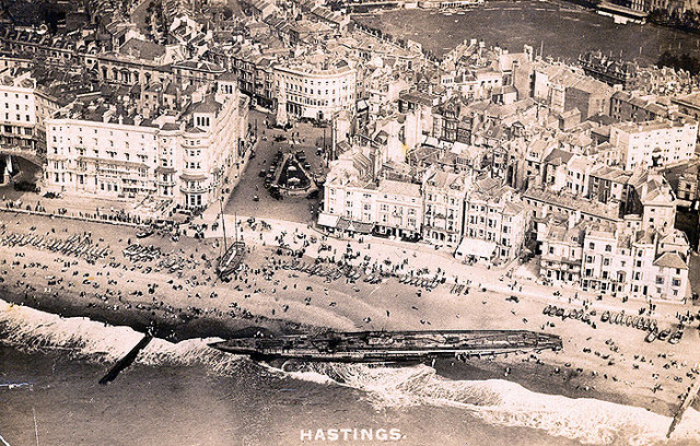 Aerial view of SM U-118 in front of the Queen's hotel.Source