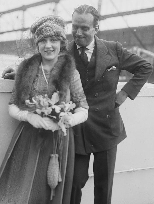 American actors Douglas Fairbanks (1883-1939) and Mary Pickford (1892-1979)Source