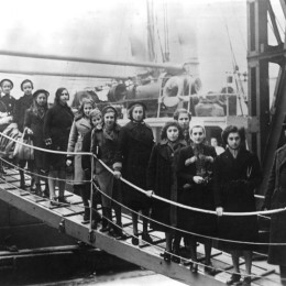 Arrival-of-Jewish-refugee-children-port-of-London-February-1939.