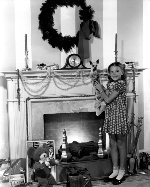 Wood with her Mexican Chihuahua in 1947 Source