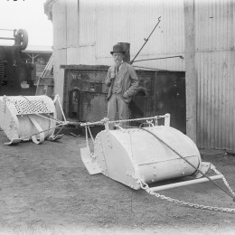 Workman-with-silt-scoops Clyde Collection Glass Plate Negatives