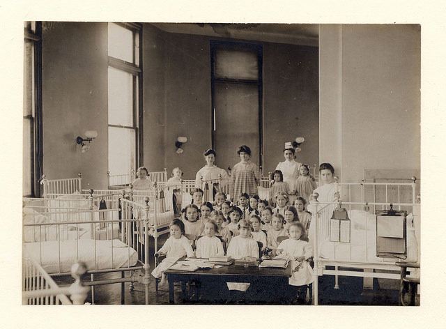 Enfants faisant des leçons dans le quartier des enfants, 1890-1910