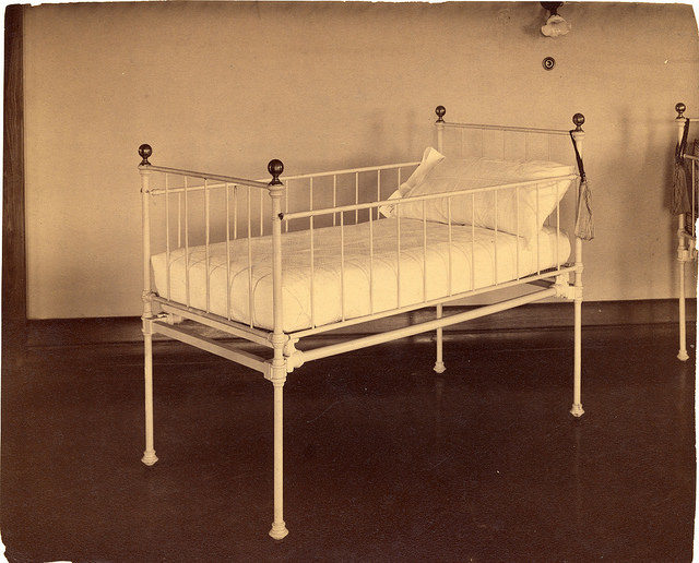 病院用ベッド。 1890-1910