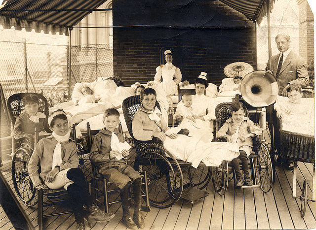 Pacjenci pediatryczni w ogrodzie na dachu, 1908