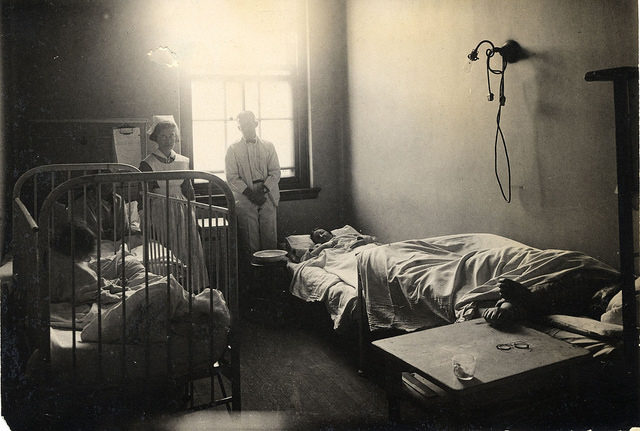Sala con pacientes, enfermera y médico, 1890-1910