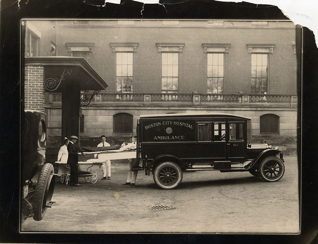 A beteget kiveszik a mentőből, 1920