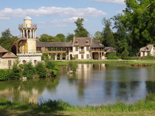 Petit Trianon, park of Versailles. By Daderot CC BY-SA 3.0,